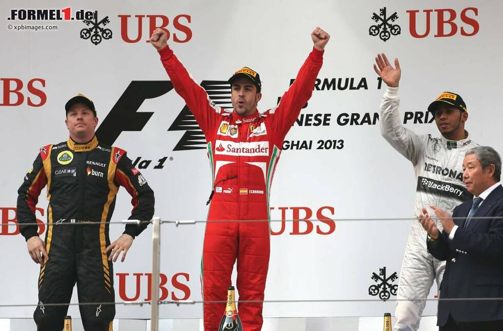 Foto zur News: Kimi Räikkönen (Lotus), Fernando Alonso (Ferrari) und Lewis Hamilton (Mercedes)