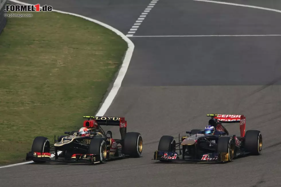 Foto zur News: Romain Grosjean (Lotus) und Daniel Ricciardo (Toro Rosso)