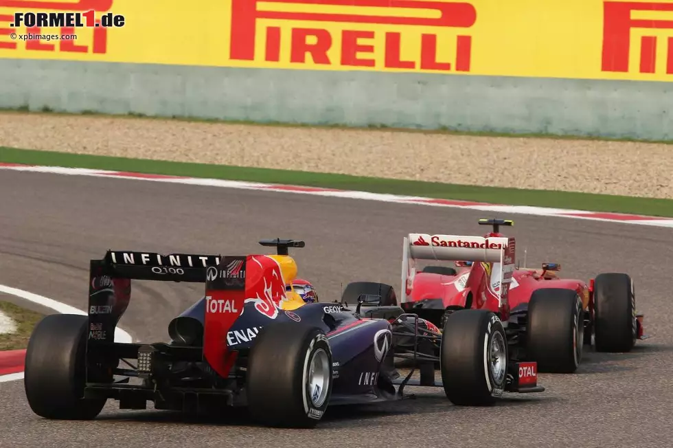 Foto zur News: Felipe Massa (Ferrari) und Sebastian Vettel (Red Bull)