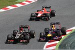 Foto zur News: Sebastian Vettel (Red Bull) und Kimi Räikkönen (Lotus)