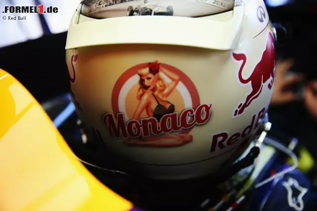 Sebastian Vettel hatte schon ein bei Sonnenlicht strippendes Pin-Up-Girl auf dem Helm. Foto zur News: Sebastian Vettel hatte schon ein bei Sonnenlicht strippendes Pin-Up-Girl auf dem Helm.