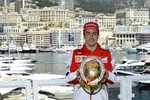 Foto zur News: Goldener Helm von Fernando Alonso (Ferrari)