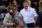 Foto zur News: Nico Rosberg (Mercedes) feiert mit seinem Physio Daniel Schlösser