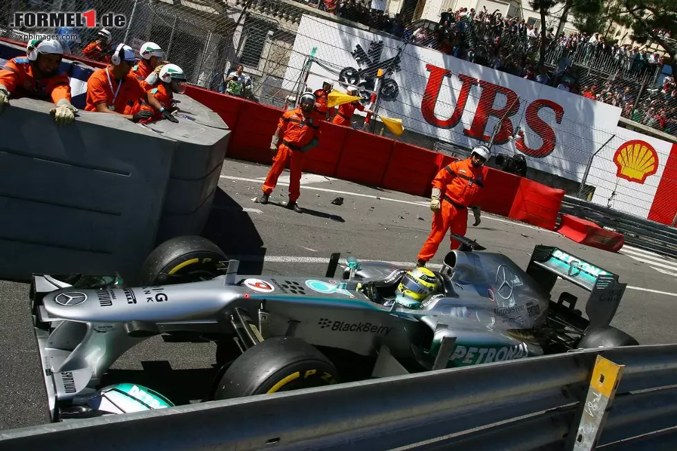 Foto zur News: Nico Rosberg (Mercedes) und Pastor Maldonado (Williams)