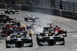 Gallerie: Nico Rosberg und Lewis Hamilton (Mercedes) schirmen ab Start die Gegner geschickt ab