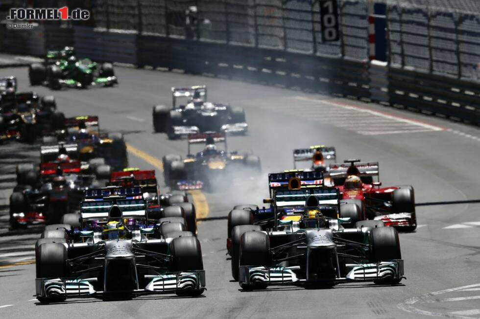 Foto zur News: Nico Rosberg und Lewis Hamilton (Mercedes) schirmen ab Start die Gegner geschickt ab