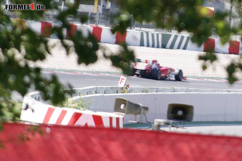 Foto zur News: Geheimer Ferrari-Reifentest in Barcelona, abfotografiert von einem &quot;Spion&quot; außerhalb der Strecke
