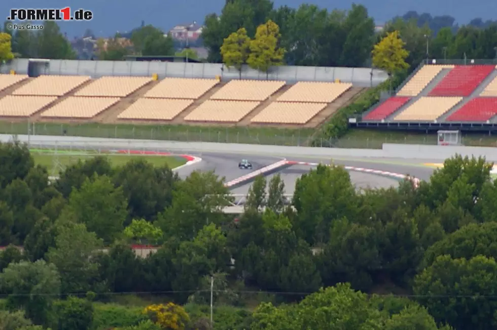 Foto zur News: Geheimer Mercedes-Reifentest in Barcelona, abfotografiert von einem &quot;Spion&quot; außerhalb der Strecke