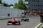 Foto zur News: Und da ist er vorbei: Fernando Alonso (Ferrari) lässt Hamilton hinter sich und feiert einen zweiten Platz in Montreal