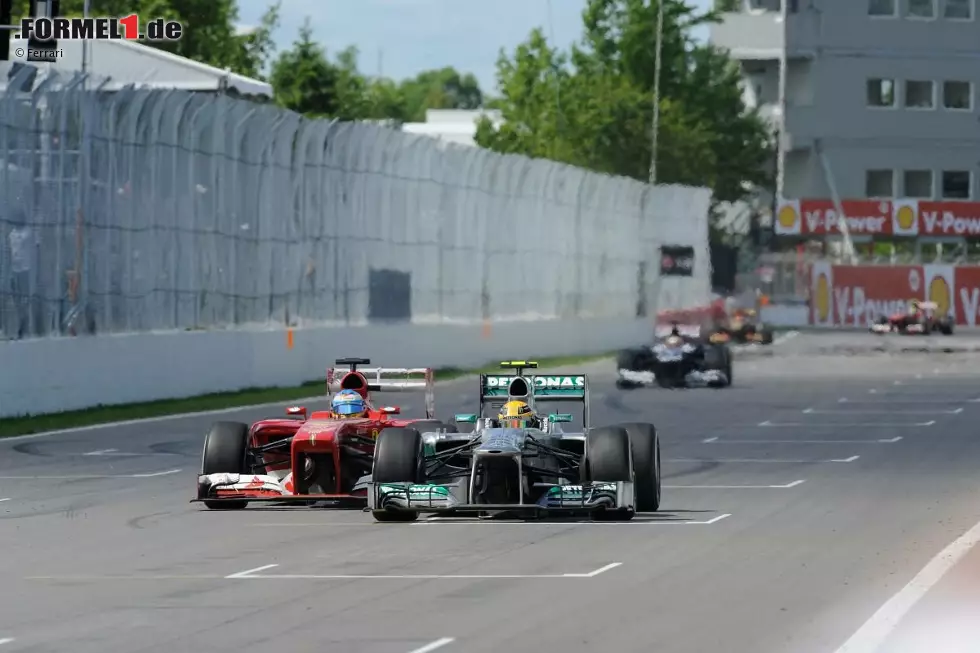 Foto zur News: Das große Duell der letzten Runden in Kanada: Fernando Alonso (Ferrari) kämpft gegen Fernando Alonso (Mercedes)