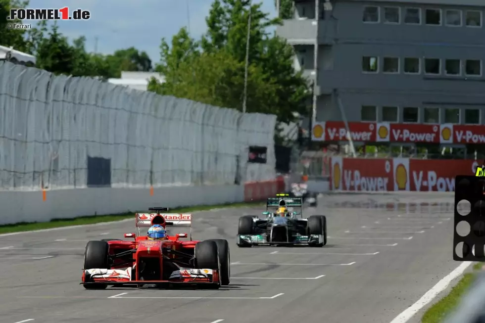 Foto zur News: Und da ist er vorbei: Fernando Alonso (Ferrari) lässt Hamilton hinter sich und feiert einen zweiten Platz in Montreal