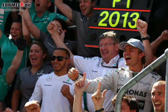 Foto zur News: Jubel in Silber: Nico Rosberg und Lewis Hamilton danken ihrem Ende 2013 scheidenden Teamchef Ross Brawn und adeln ihn als "großartigen Chef"
