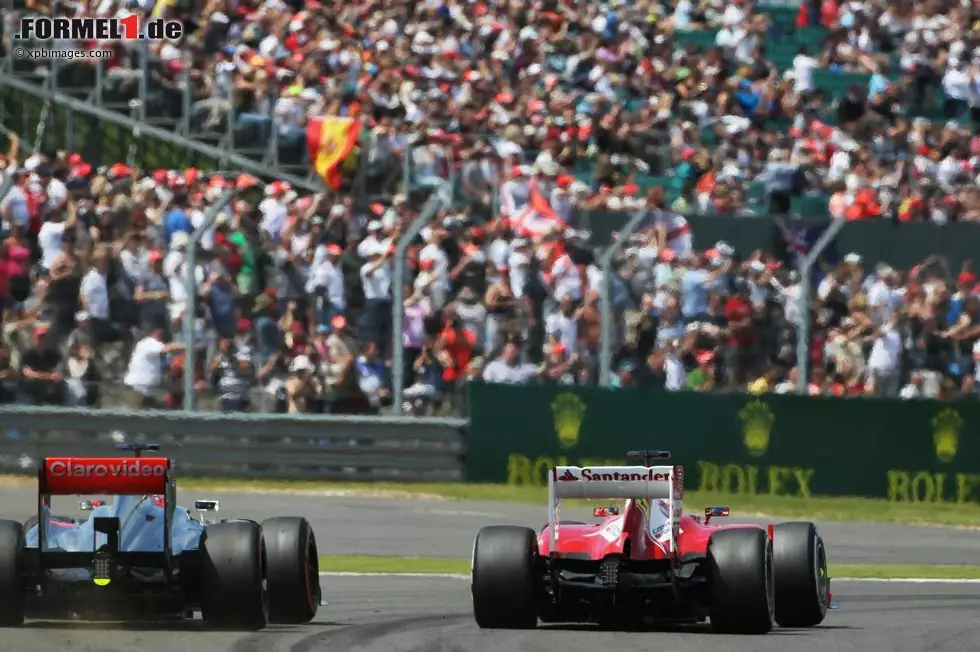 Foto zur News: Jenson Button (McLaren) und Fernando Alonso (Ferrari)
