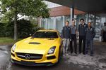 Foto zur News: Nico Rosberg, Toto Wolff und Lewis Hamilton (Mercedes) mit einem Mercedes SLS AMG Coupe Electric Drive