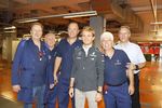 Foto zur News: Nico Rosberg (Mercedes) mit Werksmitarbeitern