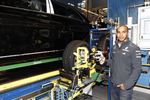 Foto zur News: Lewis Hamilton (Mercedes) übt sich als Mechaniker