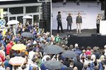 Foto zur News: Toto Wolff, Lewis Hamilton und Nico Rosberg (Mercedes)