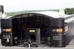 Foto zur News: Das Motorhome von Pirelli am Nürburgring