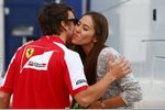 Foto zur News: Fernando Alonso (Ferrari) begrüßt Jessica Michibata, Freundin von Jenson Button (McLaren)