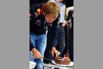 Gallerie: Sebastian Vettel (Red Bull) schneidet seine Geburtstagstorte an