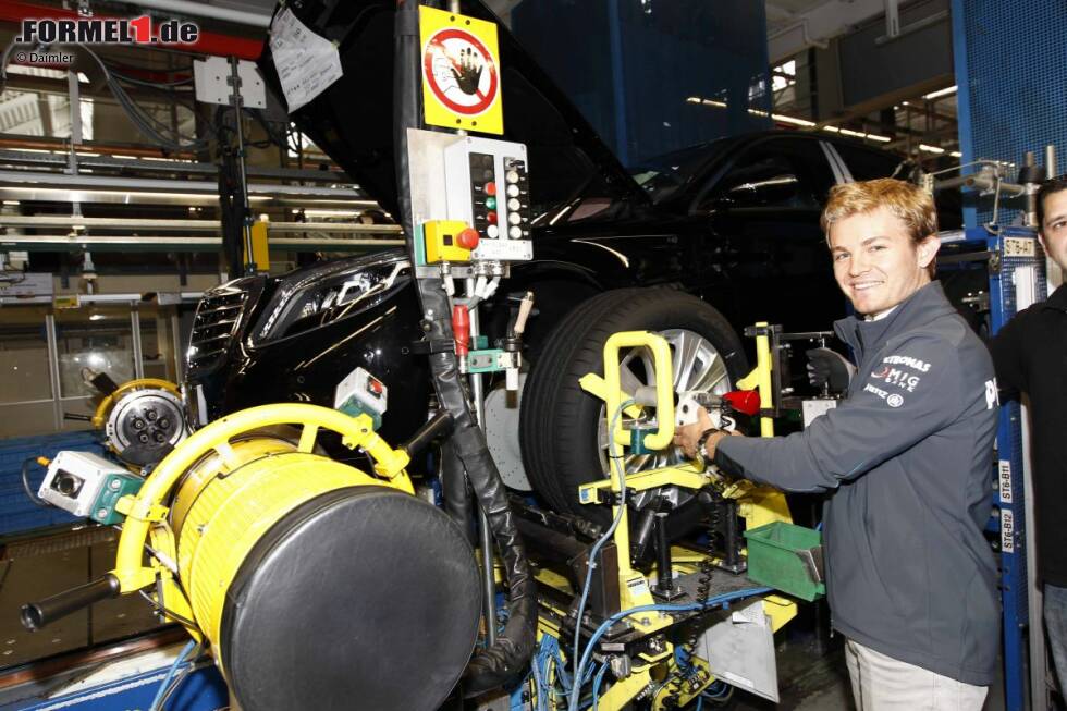Foto zur News: Nico Rosberg (Mercedes) übt sich als Mechaniker