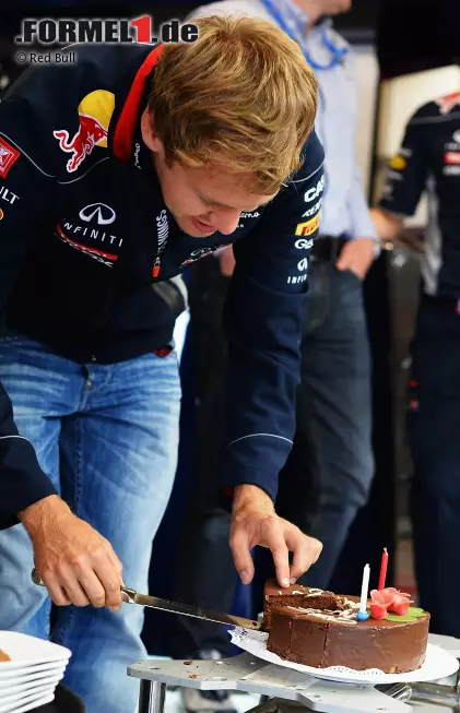 Foto zur News: Sebastian Vettel (Red Bull) schneidet seine Geburtstagstorte an