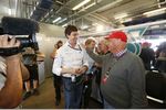 Foto zur News: Toto Wolff und Niki Lauda (Mercedes), im Hintergrund Vorg?nger Norbert Haug