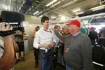 Foto zur News: Toto Wolff und Niki Lauda (Mercedes), im Hintergrund Vorg?nger Norbert Haug