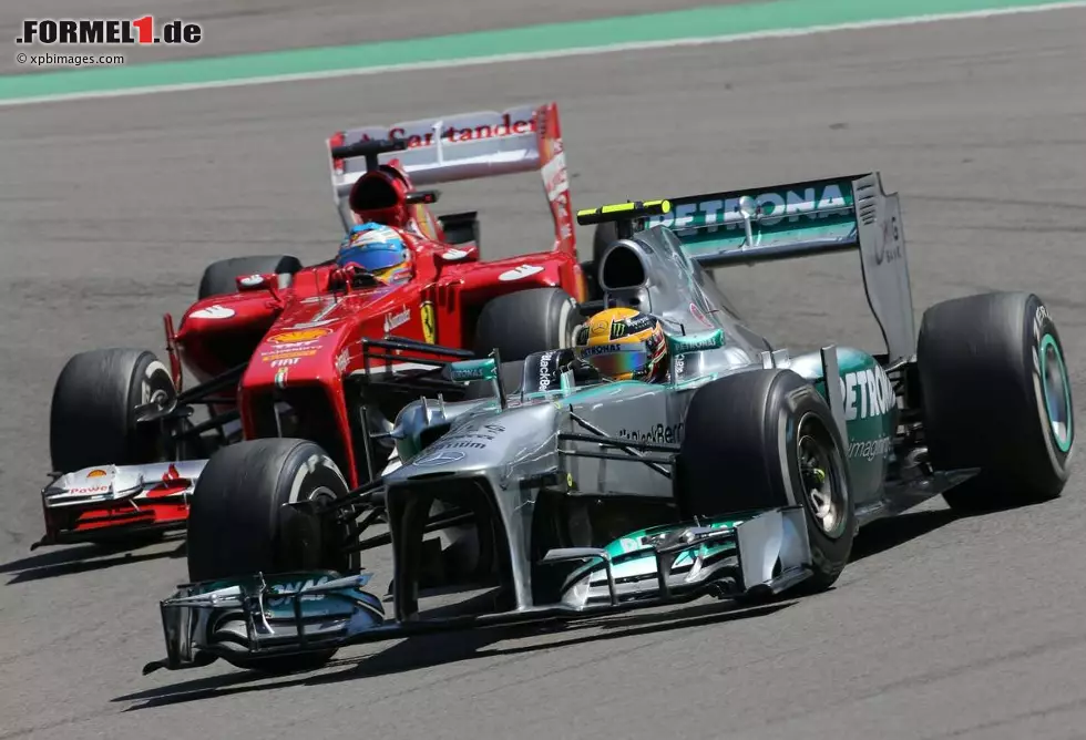 Foto zur News: Lewis Hamilton (Mercedes) und Fernando Alonso (Ferrari)