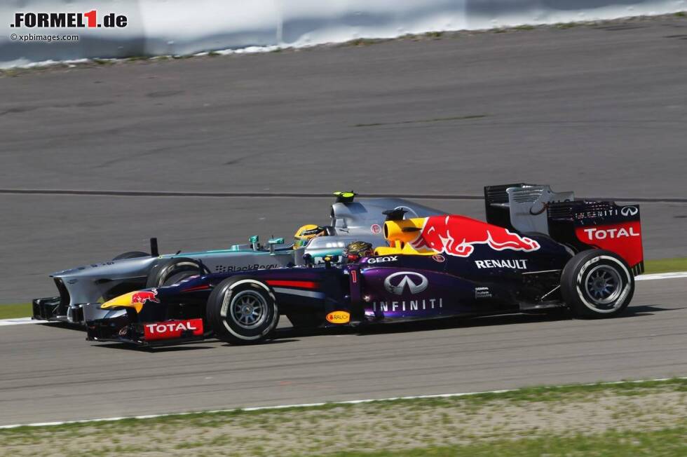 Foto zur News: Sebastian Vettel (Red Bull) und Lewis Hamilton (Mercedes)