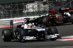 Foto zur News: Pastor Maldonado (Williams) und Davide Valsecchi (Lotus)