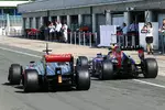 Foto zur News: Sebastian Vettel (Red Bull) und Gary Paffett (McLaren)