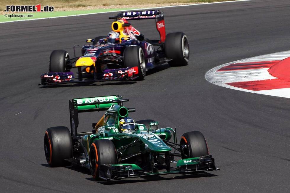 Foto zur News: Charles Pic (Caterham) und Sebastian Vettel (Red Bull)
