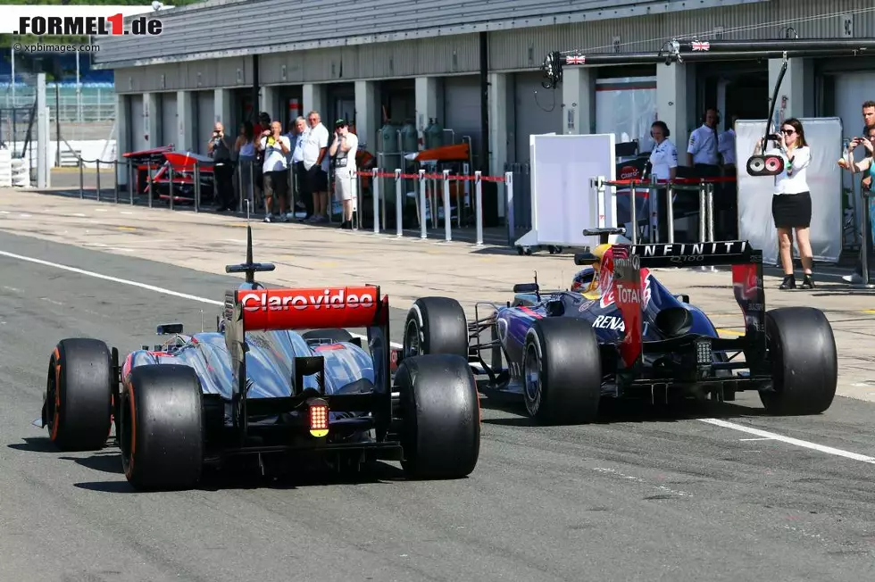 Foto zur News: Sebastian Vettel (Red Bull) und Gary Paffett (McLaren)