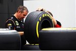 Foto zur News: Lotus-Mechaniker mit Pirelli-Reifen