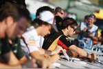 Foto zur News: Romain Grosjean (Lotus) bei der Autogrammstunde