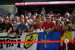 Foto zur News: Ferrari-Fans beim Pitwalk am Donnerstag
