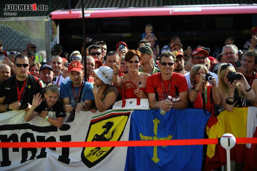 Foto zur News: Ferrari-Fans beim Pitwalk am Donnerstag