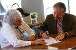 Foto zur News: Bernie Ecclestone und Jean Todt unterzeichnen das neue Concorde Agreement