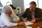 Foto zur News: Bernie Ecclestone und Jean Todt unterzeichnen das neue Concorde Agreement