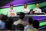 Foto zur News: Sebastian Vettel (Red Bull), Lewis Hamilton (Mercedes) und Romain Grosjean (Lotus)