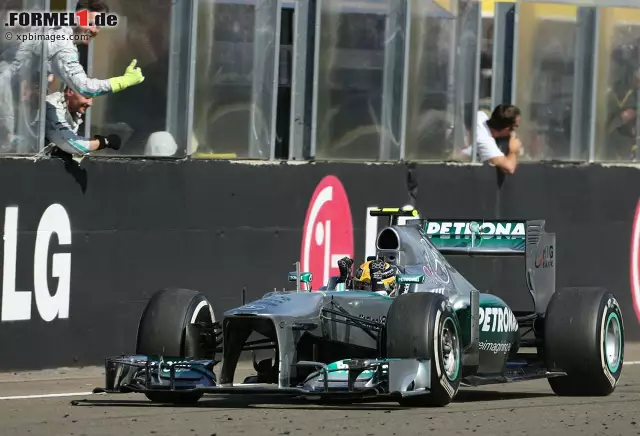 2013 gewann Lewis Hamilton mit dem Mercedes-Team dank einer Dreistoppstrategie auf den weichen und mittleren Reifen. Foto zur News: 2013 gewann Lewis Hamilton mit dem Mercedes-Team dank einer Dreistoppstrategie auf den weichen und mittleren Reifen.