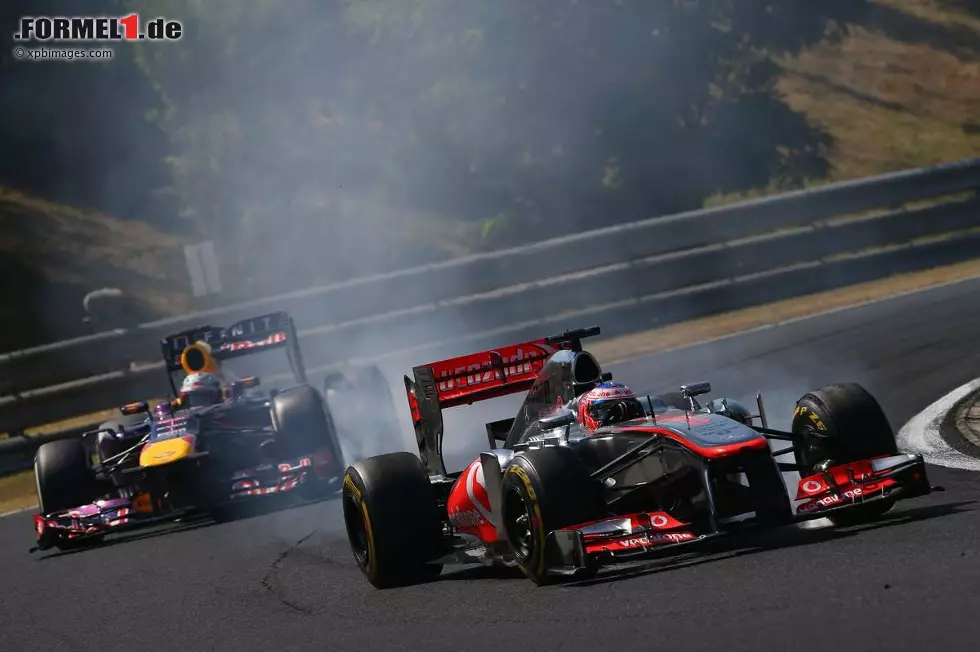 Foto zur News: Jenson Button (McLaren) und Lewis Hamilton (Mercedes)