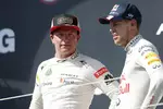 Foto zur News: Kimi Räikkönen (Lotus) und Sebastian Vettel (Red Bull)