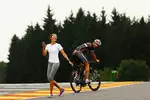 Foto zur News: Mark Webber (Red Bull) und Jenson Buttons Freundin Jessica Michibata