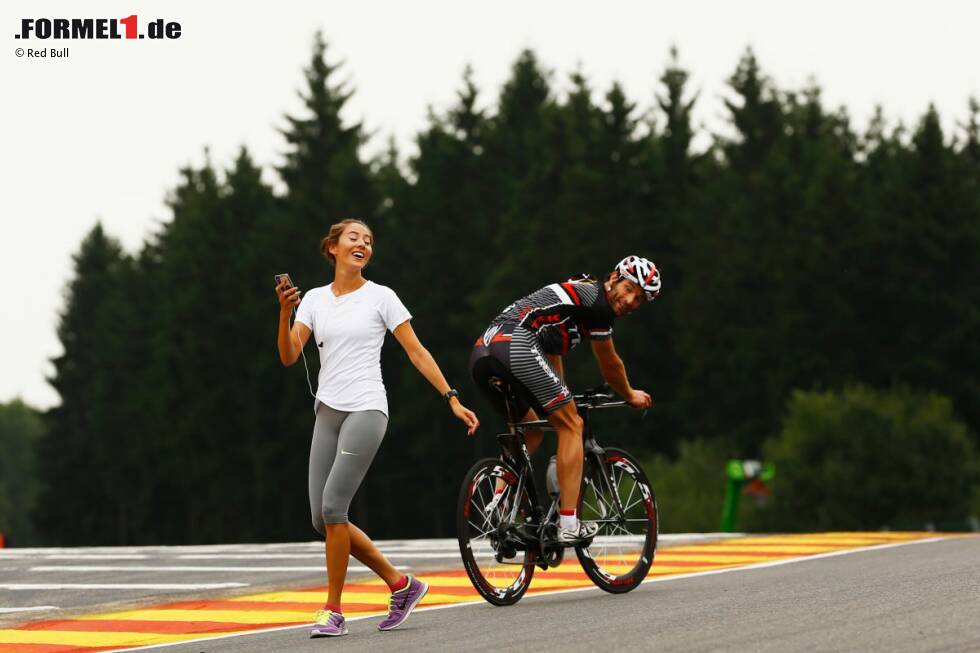 Foto zur News: Mark Webber (Red Bull) und Jenson Buttons Freundin Jessica Michibata