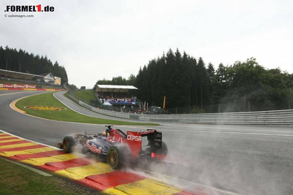 Foto zur News: Jean-Eric Vergne (Toro Rosso) im Regen am Fuß der Eau-Rouge
