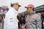 Foto zur News: Paul di Resta (Force India) und Jenson Button (McLaren)