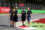 Foto zur News: Sebastian Vettel (Red Bull) beim Track-Walk