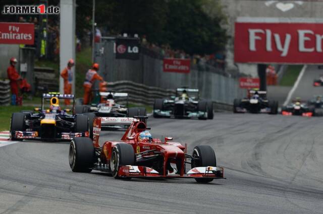 Foto zur News: Fernando Alonso überholte Mark Webber mit einem harten Manöver und konnte am Ende Rang zwei feiern